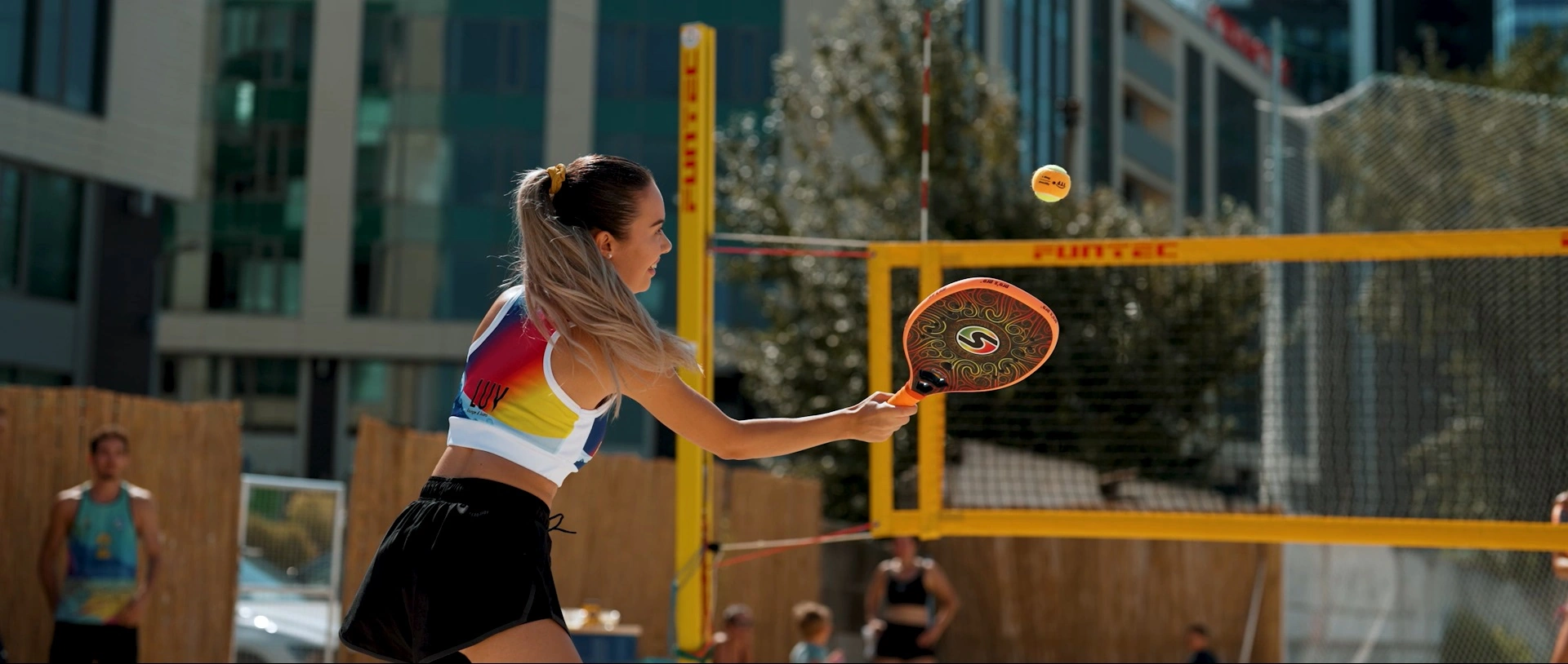 Meci de tenis pe plajă în desfășurare